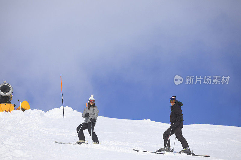 业余冬季运动一对年轻的女人和男人滑雪在阳光明媚的滑雪胜地Dolomites在意大利Passo Tonale